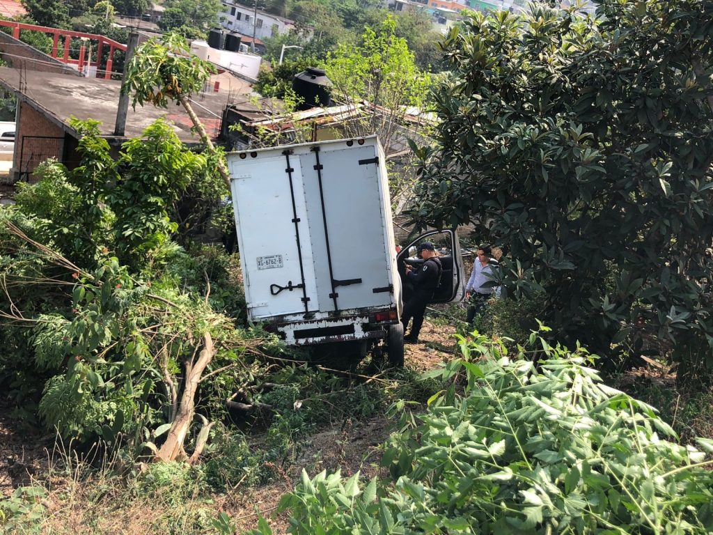 ¡Salió volando de carretera!