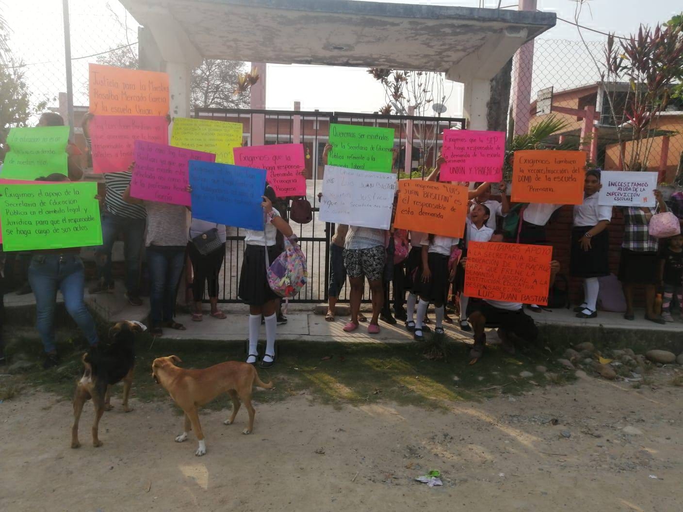 Escuela recibe demanda; padres se manifiestan
