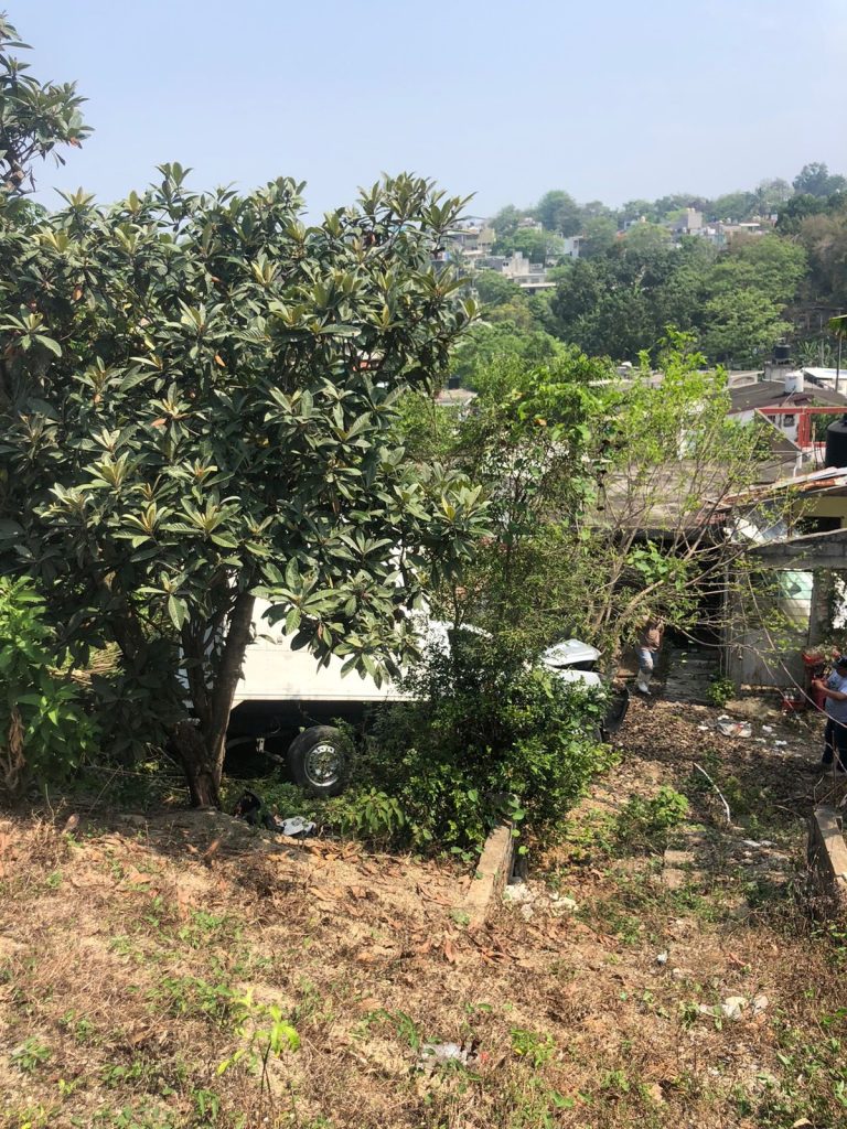 ¡Salió volando de carretera!