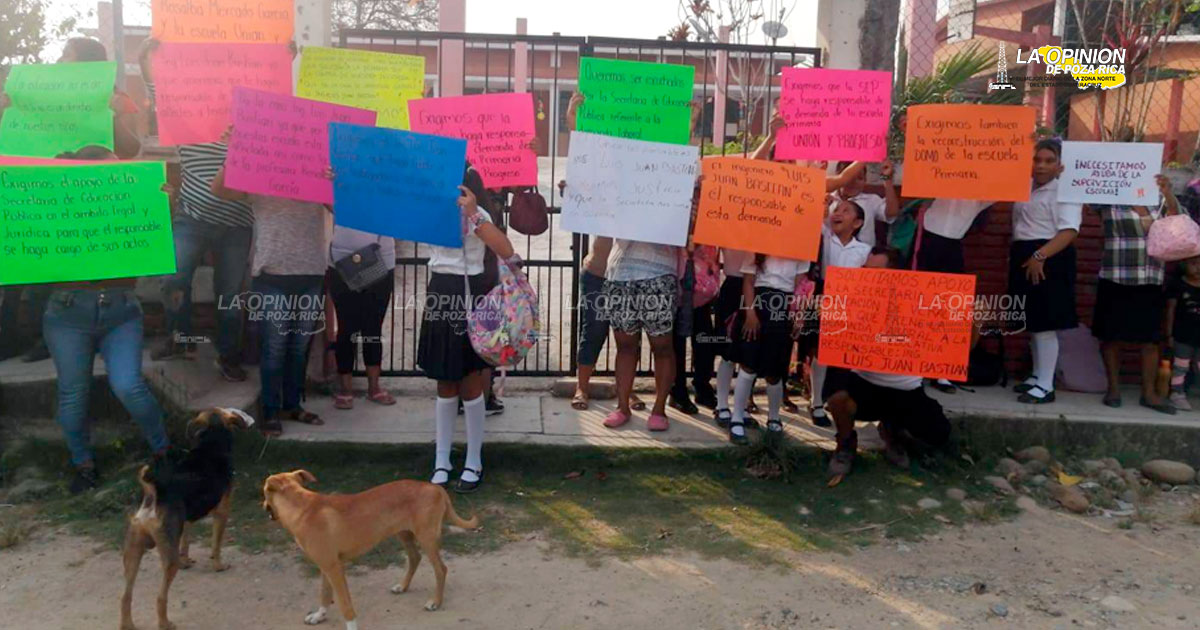 Escuela recibe demanda, padres se manifiestan
