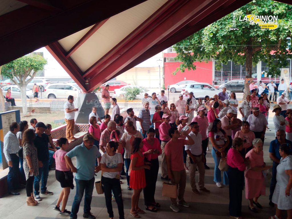 Se concentran en defensa de la democracia de México