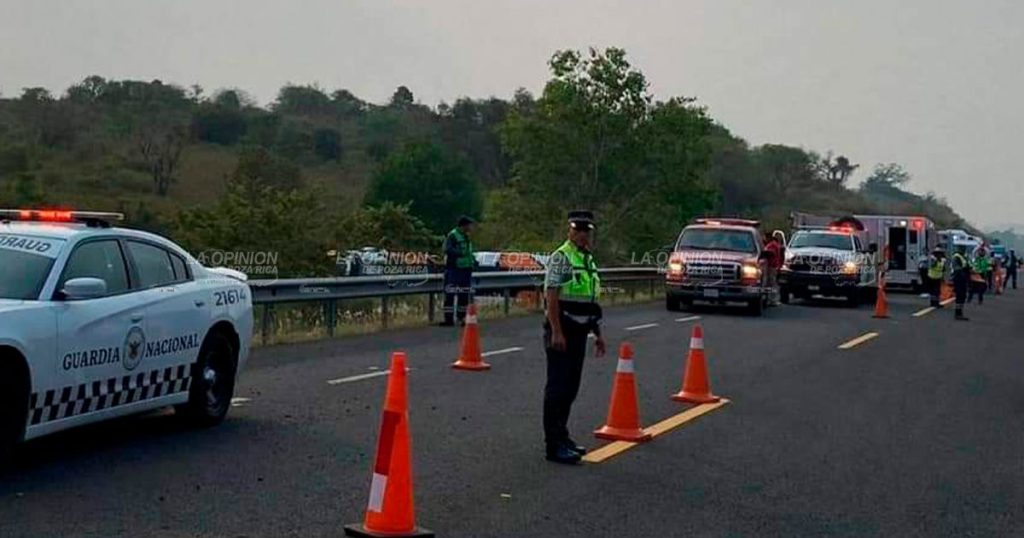 Vuelca autobús turístico en la autopista Cardel-Poza Rica, en el municipio de Vega de Alatorre