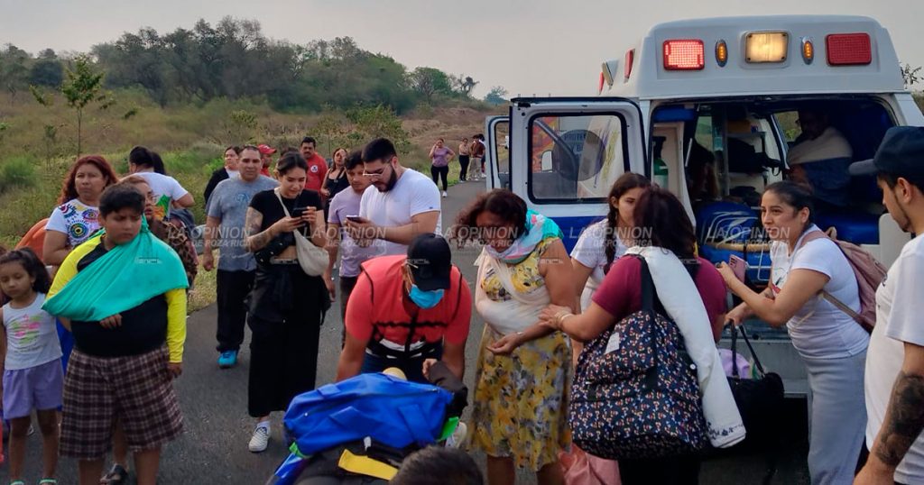 Vuelca autobús turístico en la autopista Cardel-Poza Rica, en el municipio de Vega de Alatorre