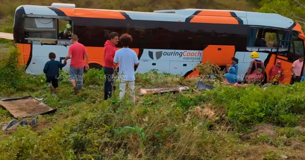 Vuelca autobús turístico en la autopista Cardel-Poza Rica, en el municipio de Vega de Alatorre