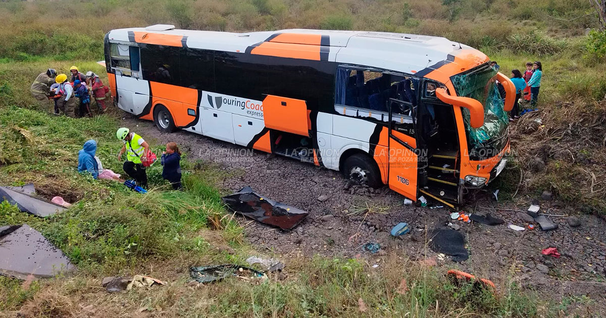 Vuelca autobús turístico en la autopista Cardel-Poza Rica, en el municipio de Vega de Alatorre