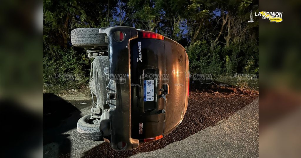 Vuelca camioneta tras violento choque
