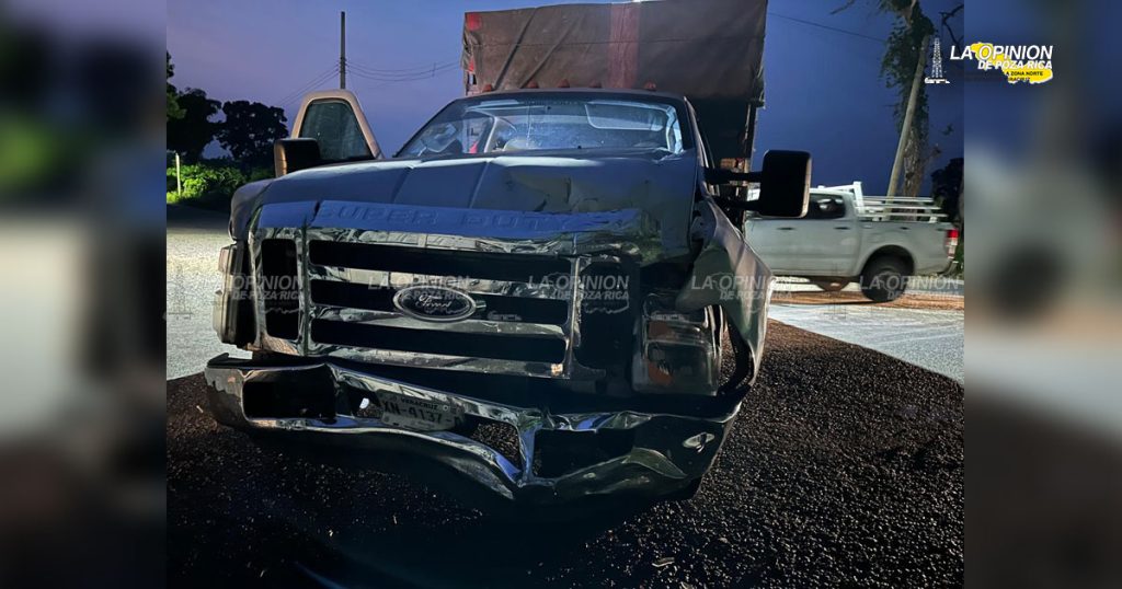 Vuelca camioneta tras violento choque