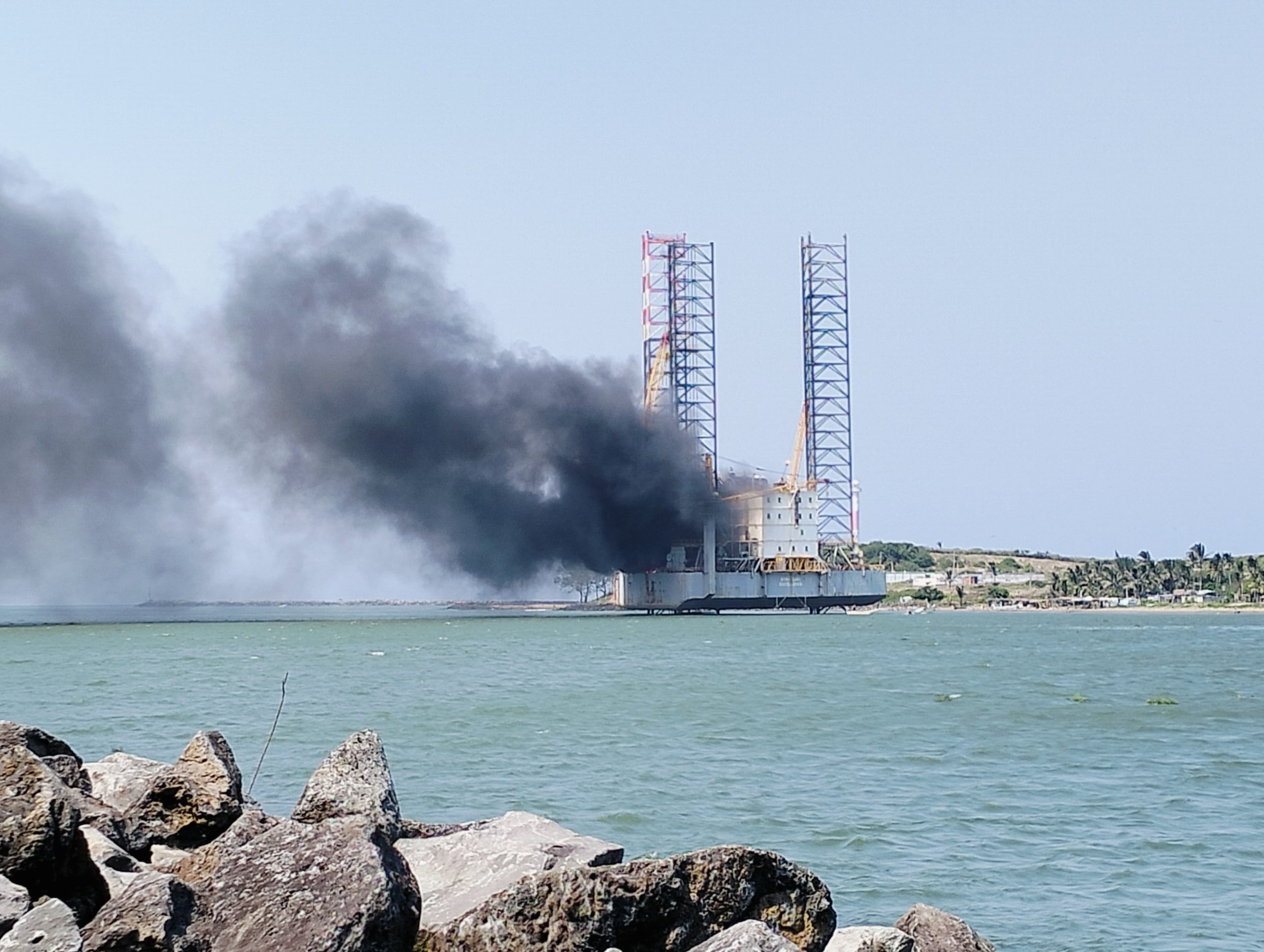 Incendio de plataforma marítima en Alvarado