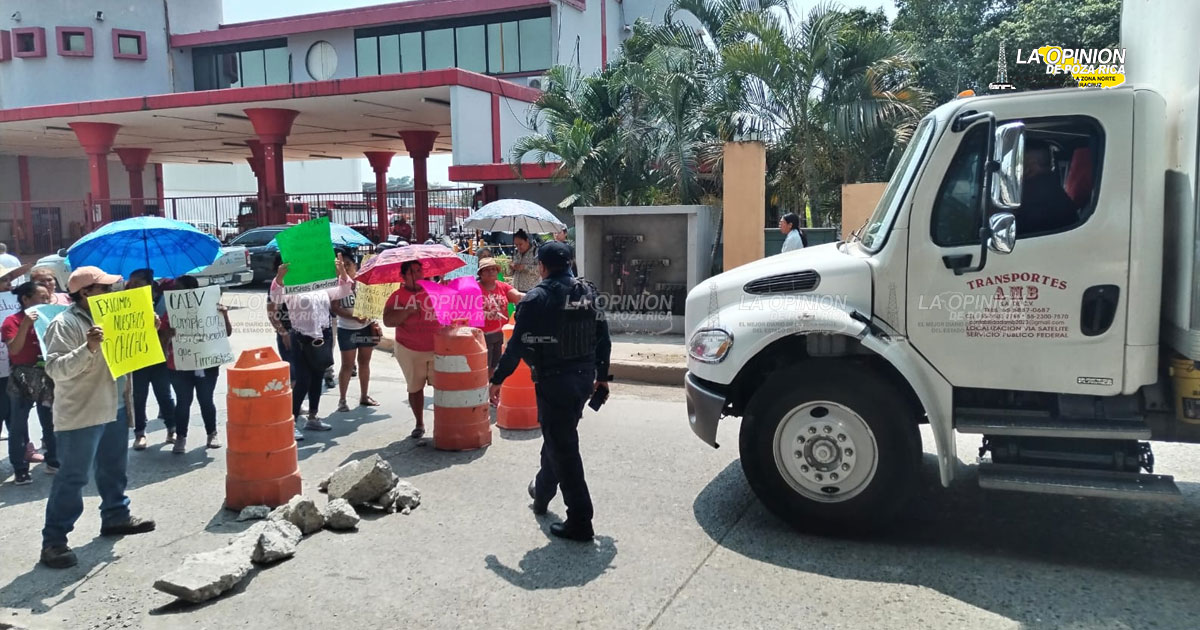 Campesinos de La Laja, Coatzintla bloquean el bulevar González Ortega