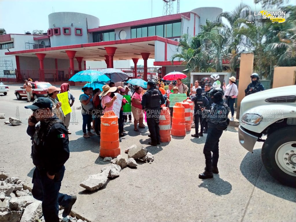 Campesinos de La Laja, Coatzintla bloquean el bulevar González Ortega