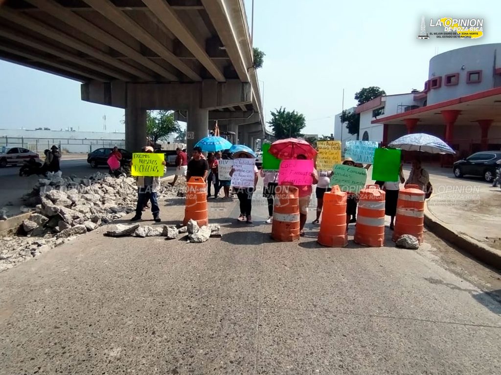 Campesinos de La Laja, Coatzintla bloquean el bulevar González Ortega