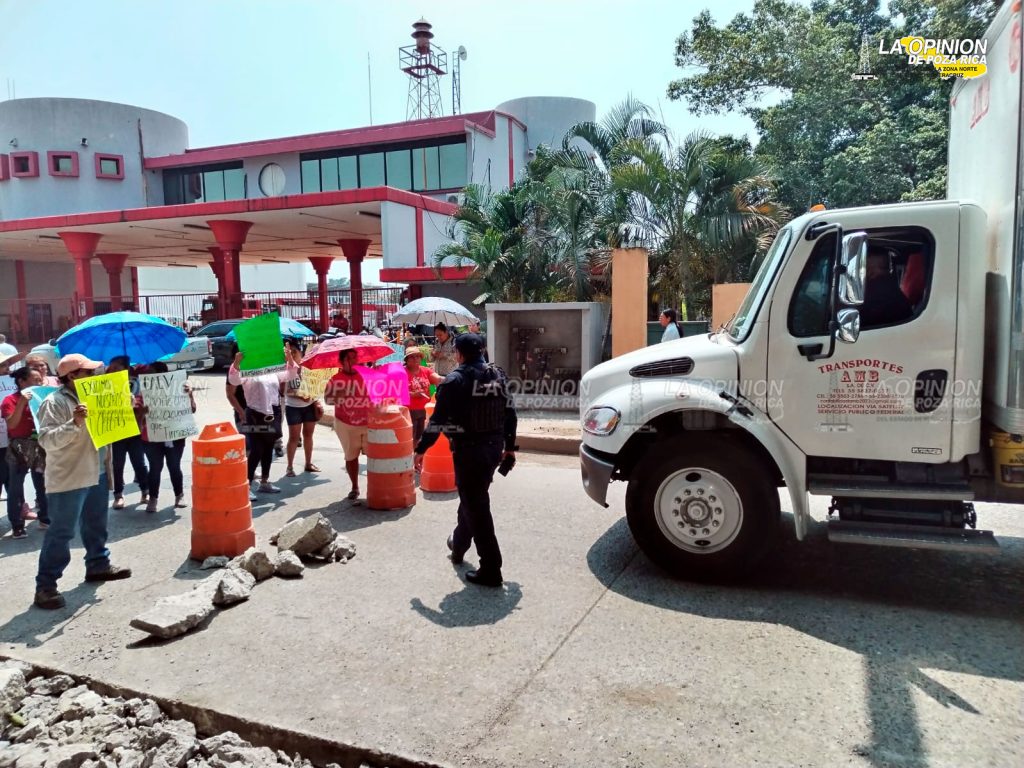 Campesinos de La Laja, Coatzintla bloquean el bulevar González Ortega