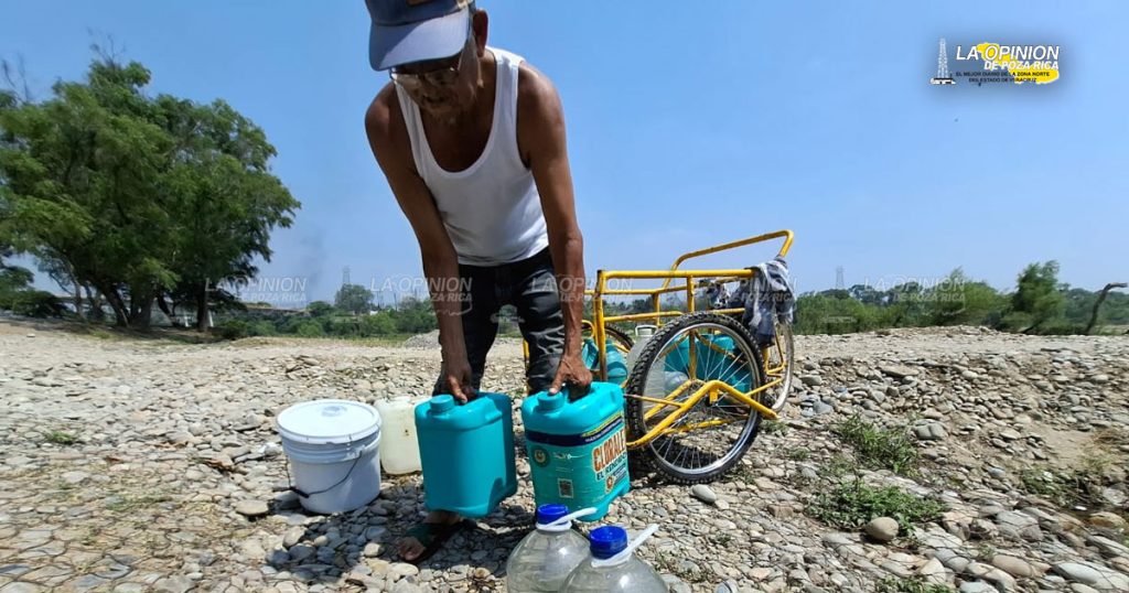 Caminan 2 kms al día para acarrear agua