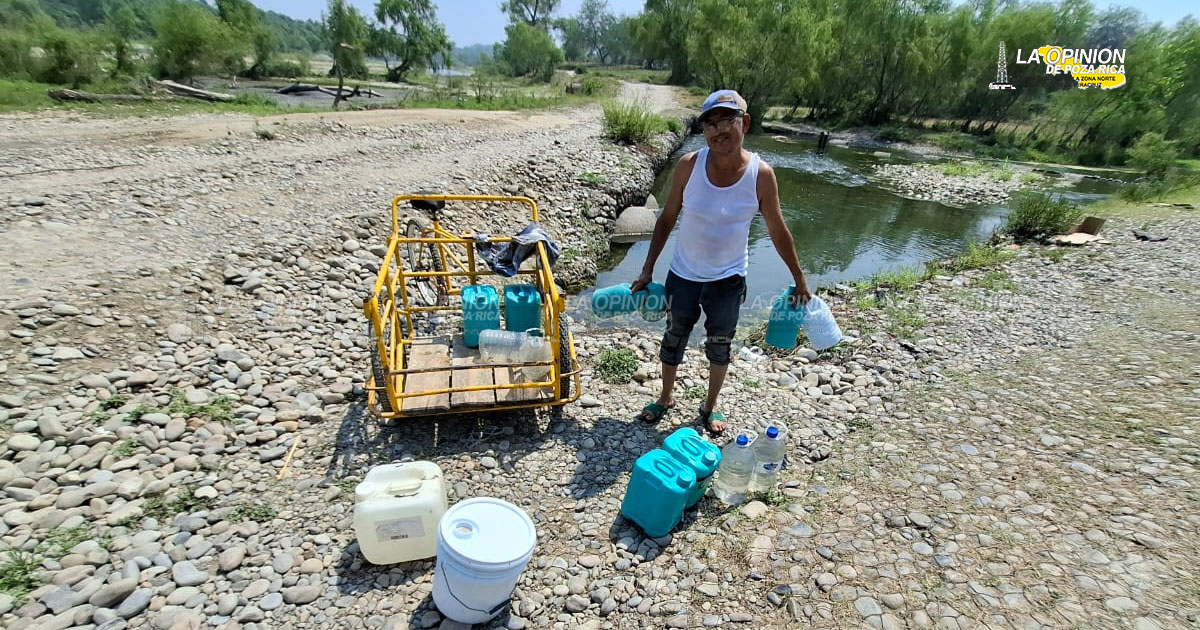 Caminan 2 kilómetros para acarrear su agua
