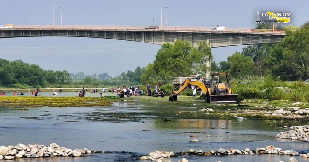 Titánica labor de limpieza en el río