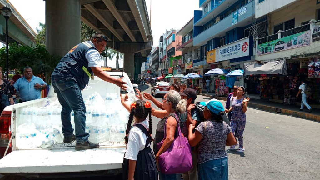 Instalan puntos de hidratación en el primer cuadro de la ciudad