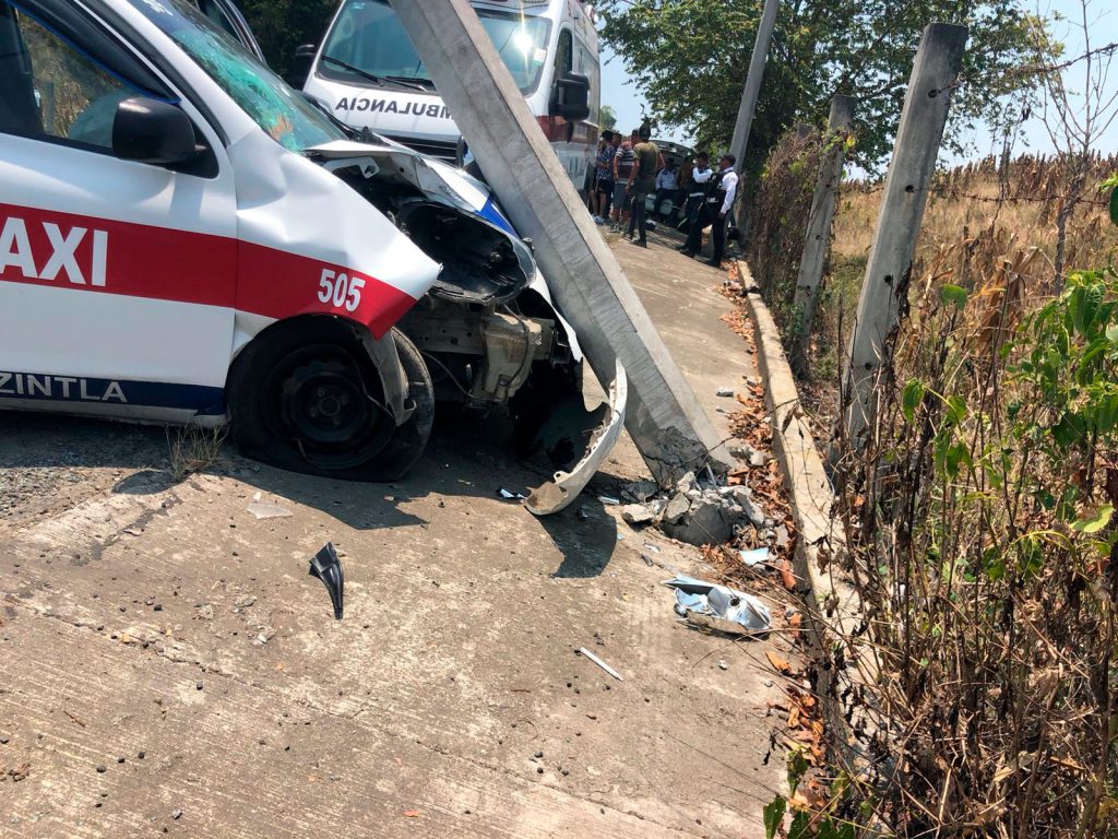 ¡Se le atravesó el poste!