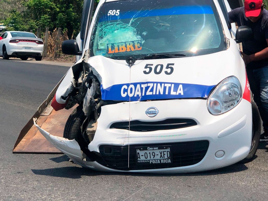 ¡Se le atravesó el poste!