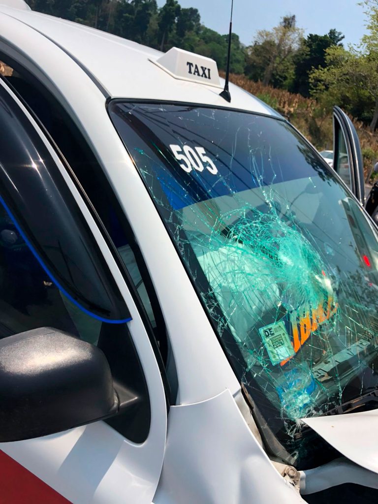 ¡Se le atravesó el poste!