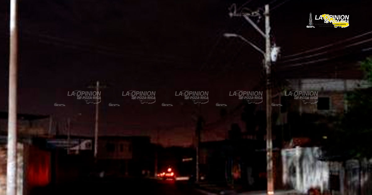 Apagón en Fraccionamiento Kawatzin de Coatzintla deja a residentes sin luz
