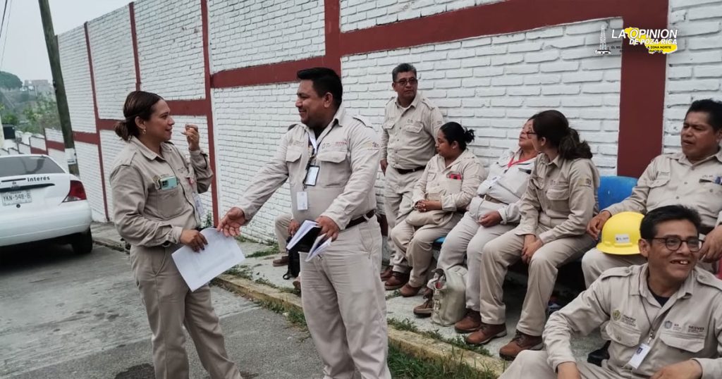 Trabajadores de vectores, de brazos caídos