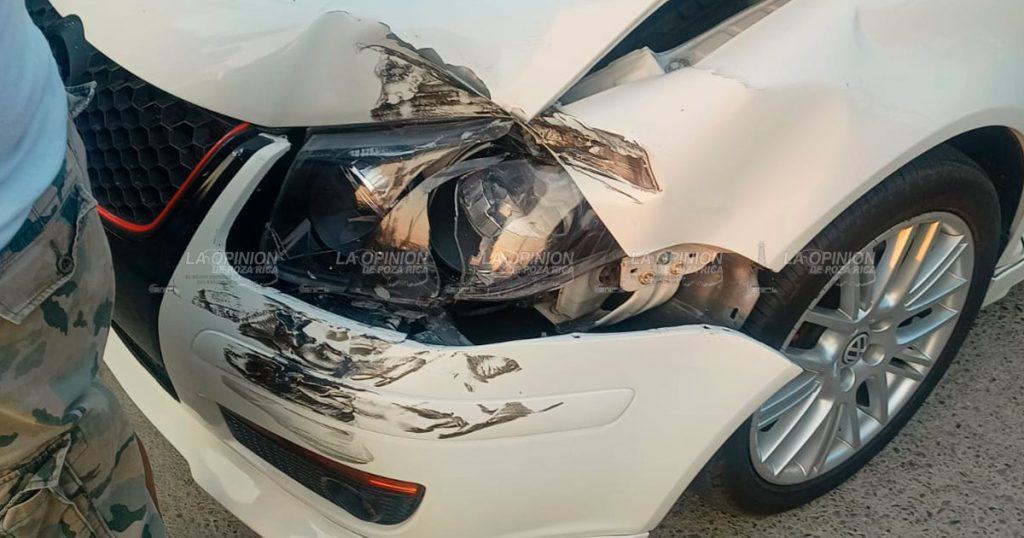 Ebrio secretario particular del alcalde de Coatzintla provoca choque.