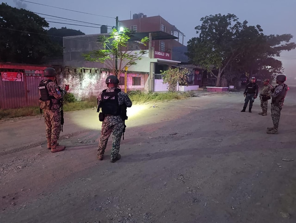 Balean tres casas de conocido actor político