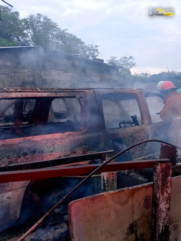 Arden en llamas cuatro automóviles en Alvarado