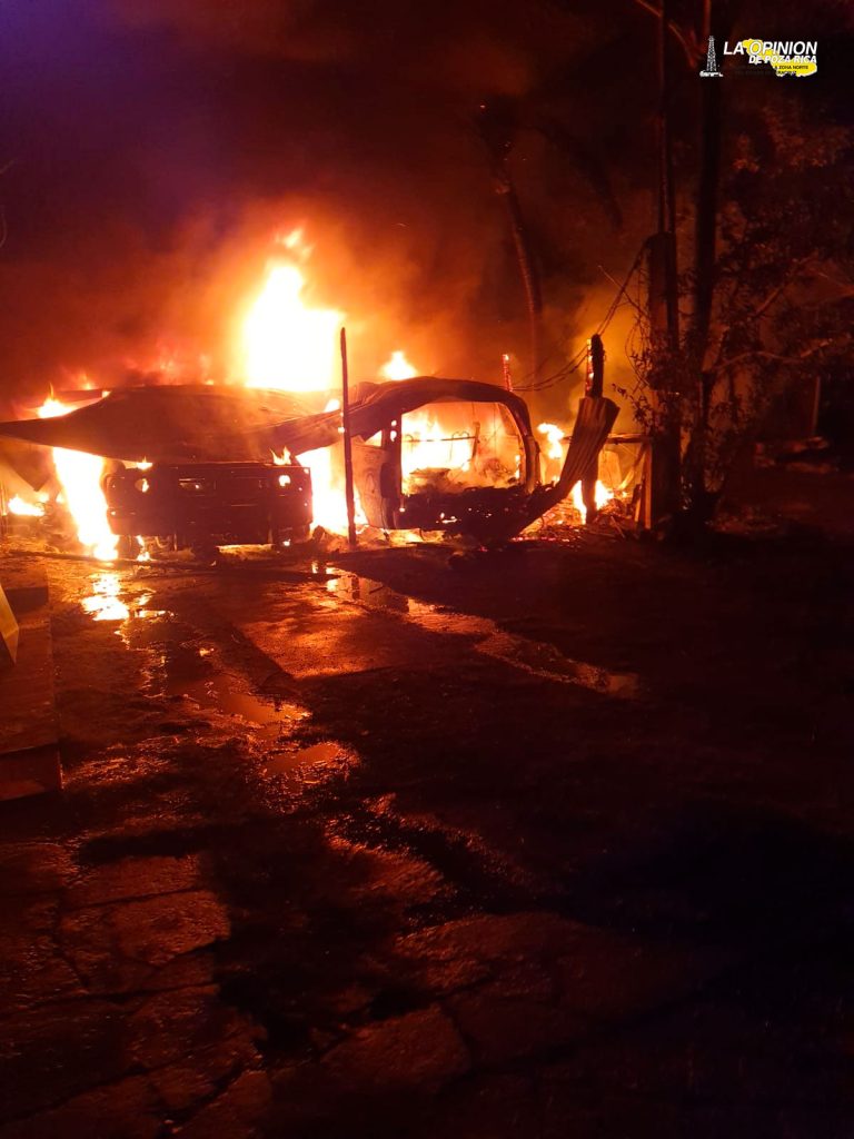 Arden en llamas cuatro automóviles en Alvarado