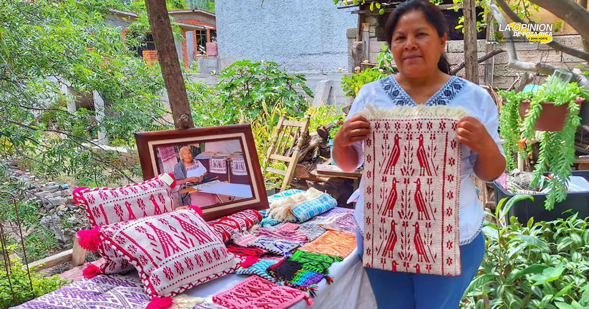 Artesana hidalguense recibe mención honorífica en Concurso Nacional de Textiles 2024