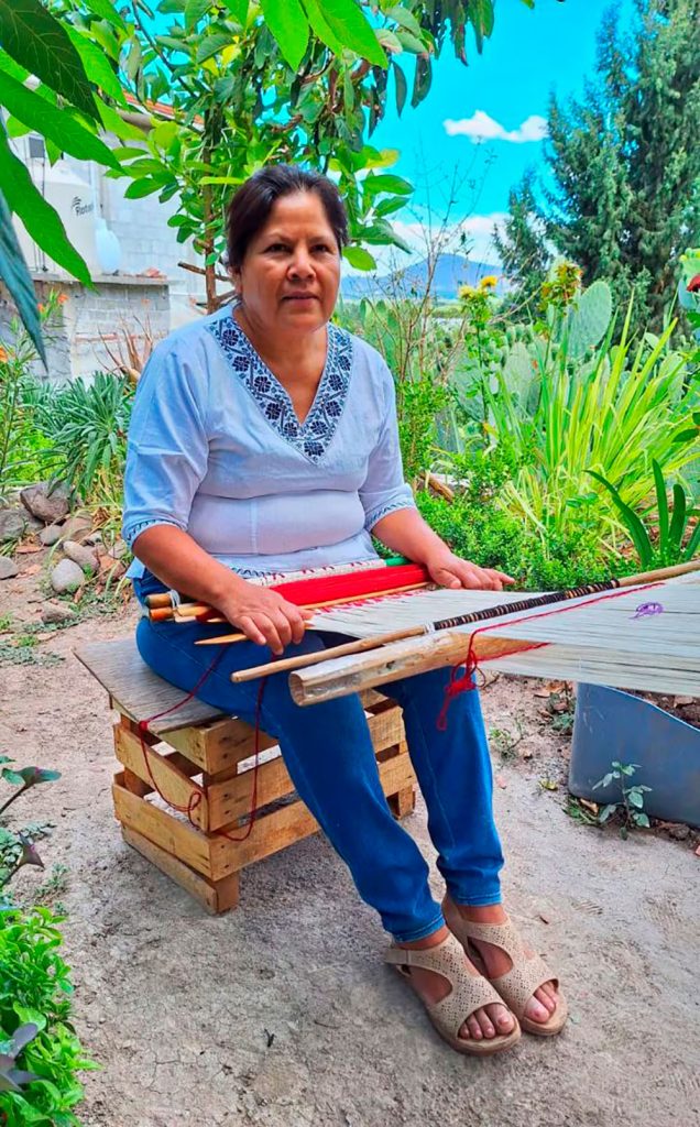 Artesana hidalguense recibe mención honorífica en Concurso Nacional de Textiles 2024