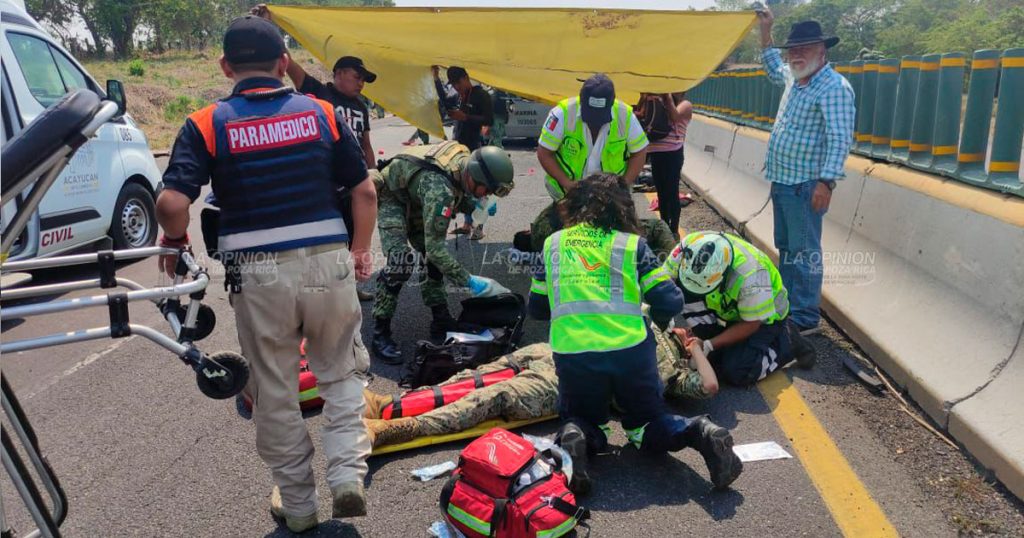 Vuelca patrulla de la Marina Armada y resultan lesionados 6 elementos en la autopista cerca de Acayucan