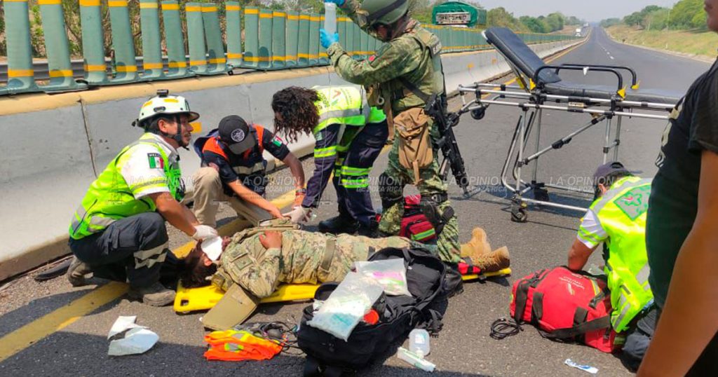 Vuelca patrulla de la Marina Armada y resultan lesionados 6 elementos en la autopista cerca de Acayucan