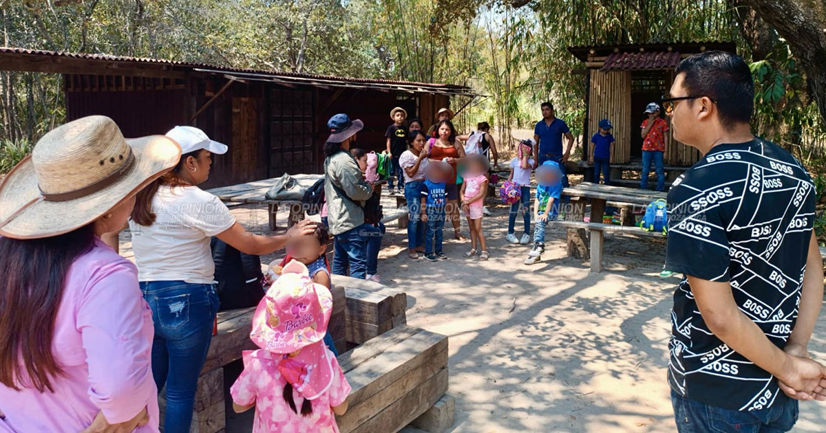 Reconocen escuela rural como la más recicladora