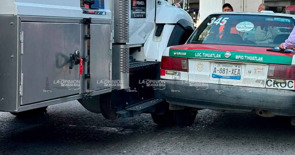 Pipa embiste a taxi en zona centro