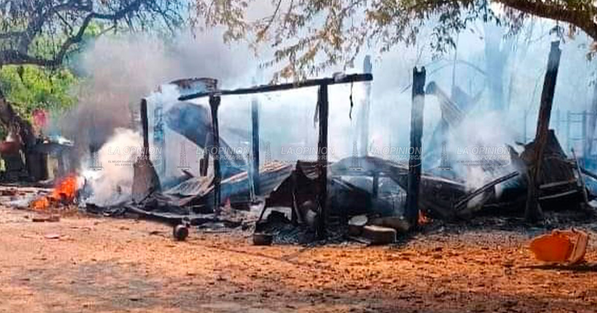 Fuego consume casa y lo que había dentro