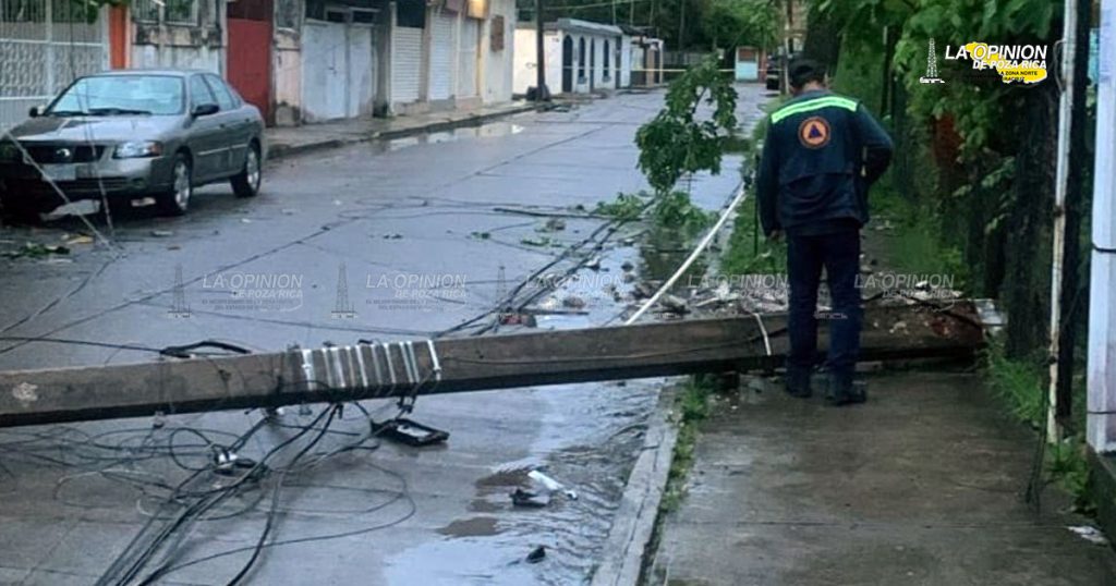 Reportan la caída de un poste de CFE en la colonia Camacho