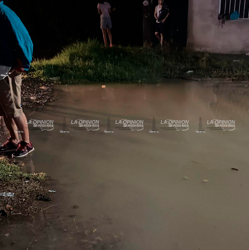 Aguas negras anegaron varias viviendas en la División de Oriente