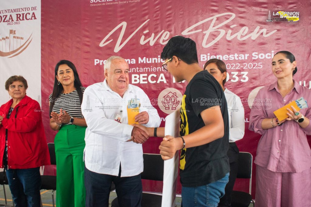 Entregan becas