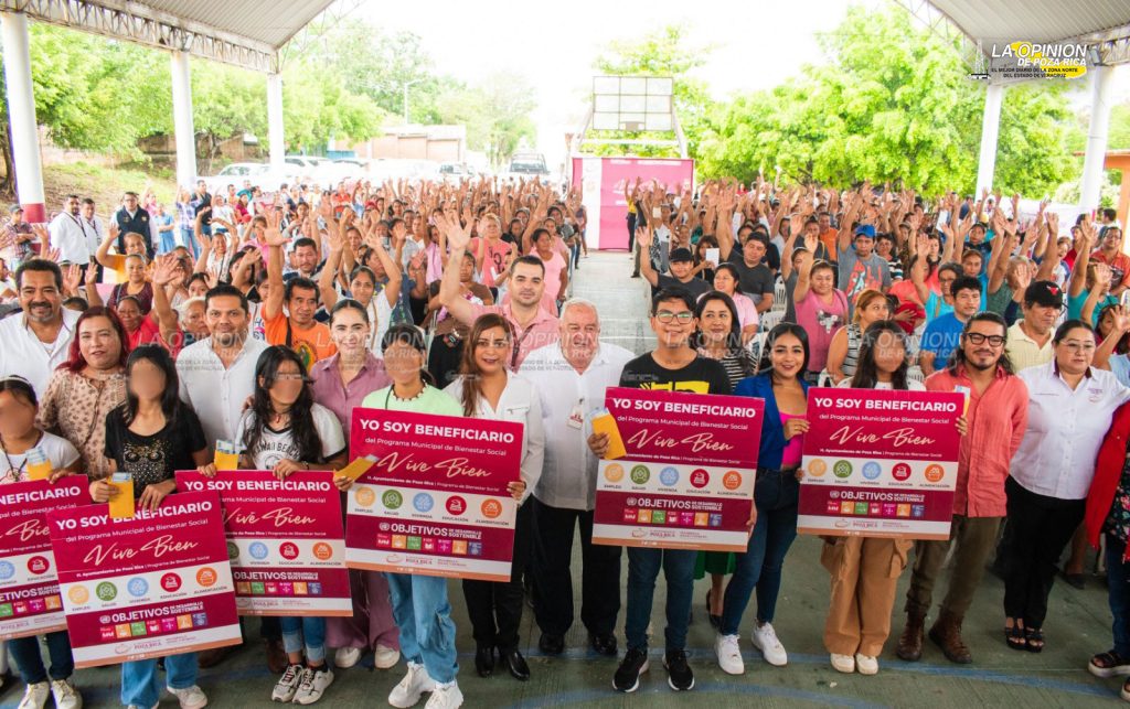 Entregan becas