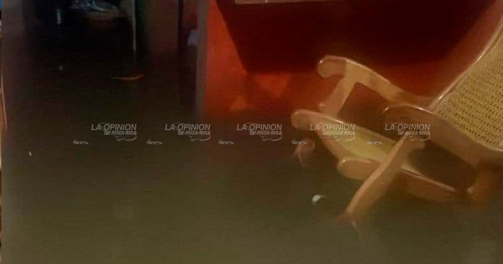 Aguas negras anegaron varias viviendas en la División de Oriente