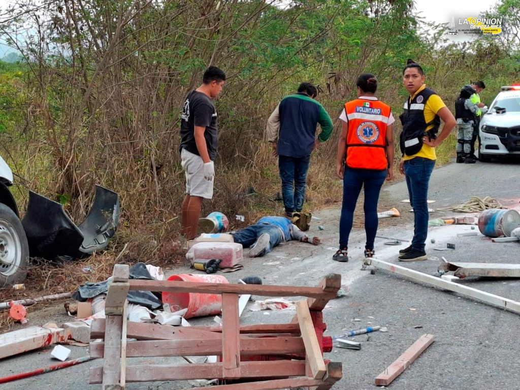Fatal volcadura deja 1 muerto y 3 heridos