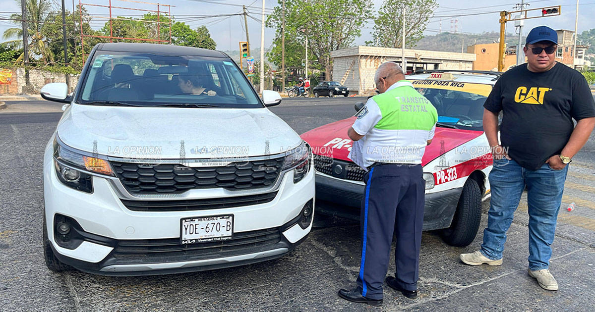 Se ensarta taxi en calle Puebla