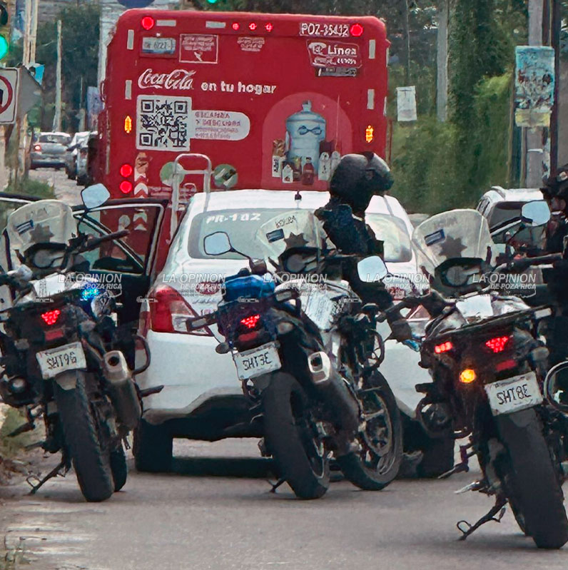 Hallan taxi abandonado