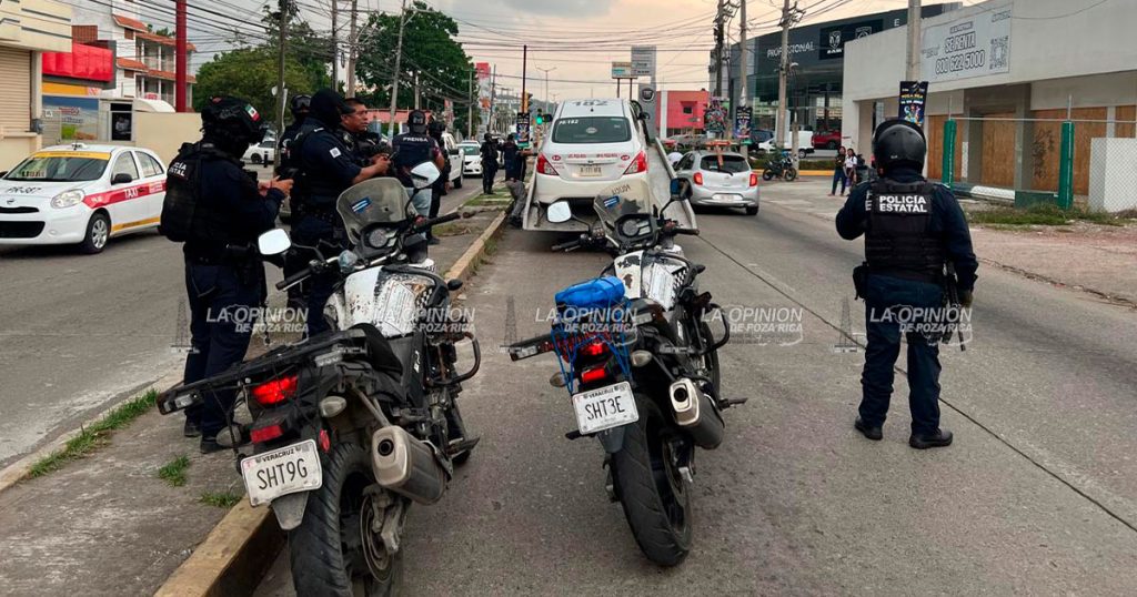 Hallan taxi abandonado