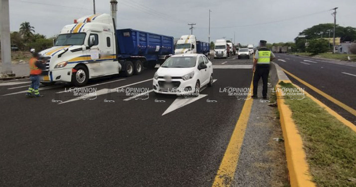 Mantienen intermitente el cierre de la carretera