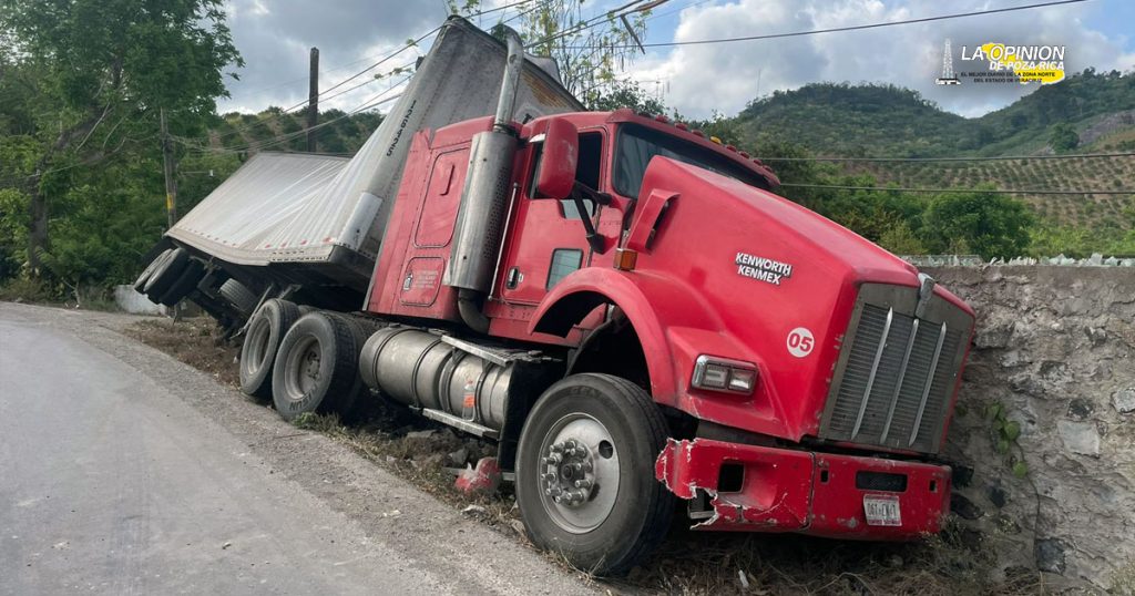 Vuelca tracto-camión en la carretera Poza Rica-Cazones