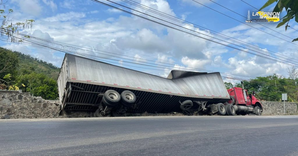Vuelca tracto-camión en la carretera Poza Rica-Cazones