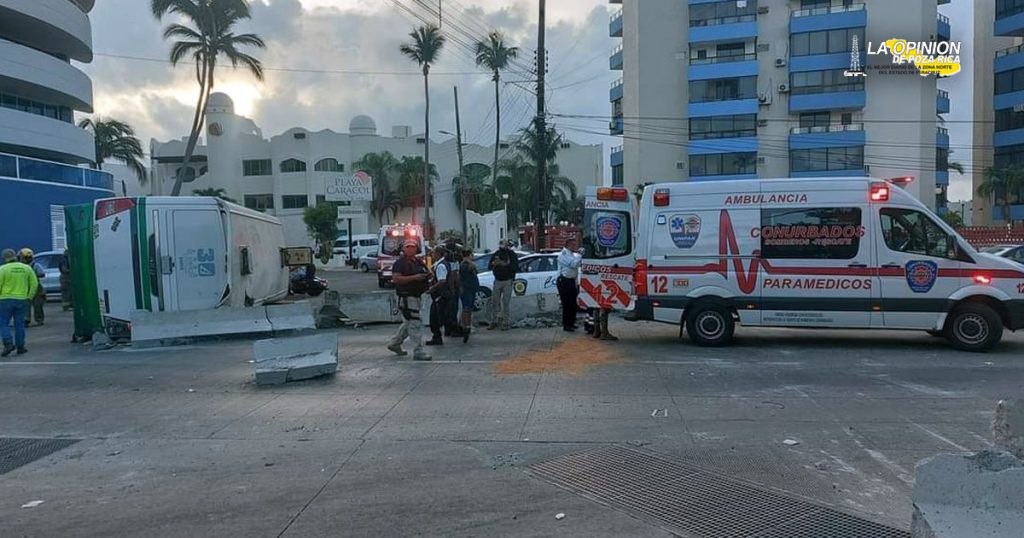 Tres personas lesionadas en volcadura de camión urbano en Boca del Río