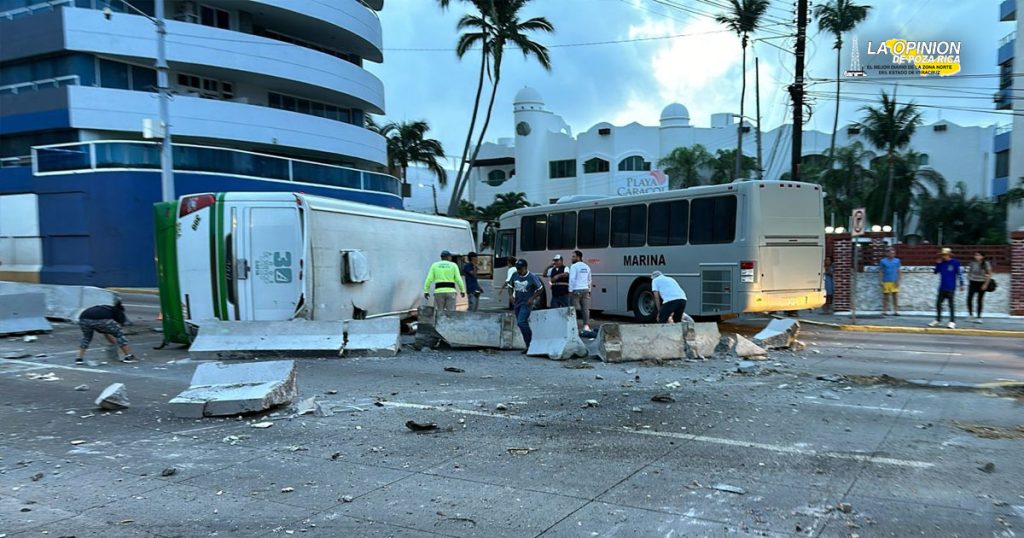 Tres personas lesionadas en volcadura de camión urbano en Boca del Río